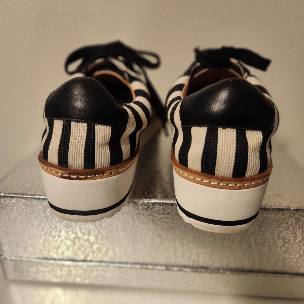 CHELSEA & VIOLET SIZE 10.Black and White Striped Platform Sneakers - Picture 2 of 8